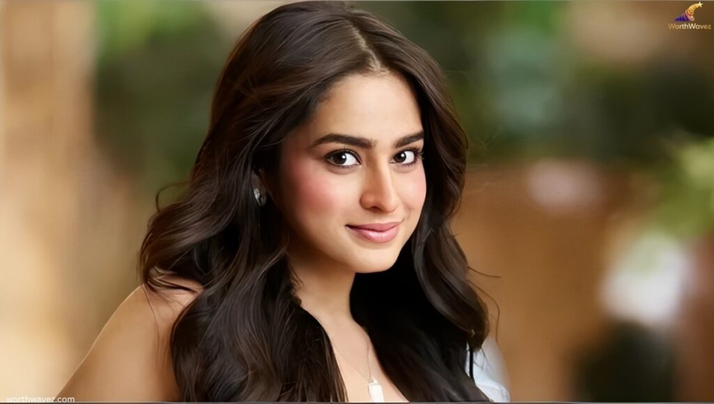 Ayesha Khan Age, Family & Early Life